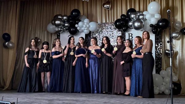 Вручення дипломів у коледжі